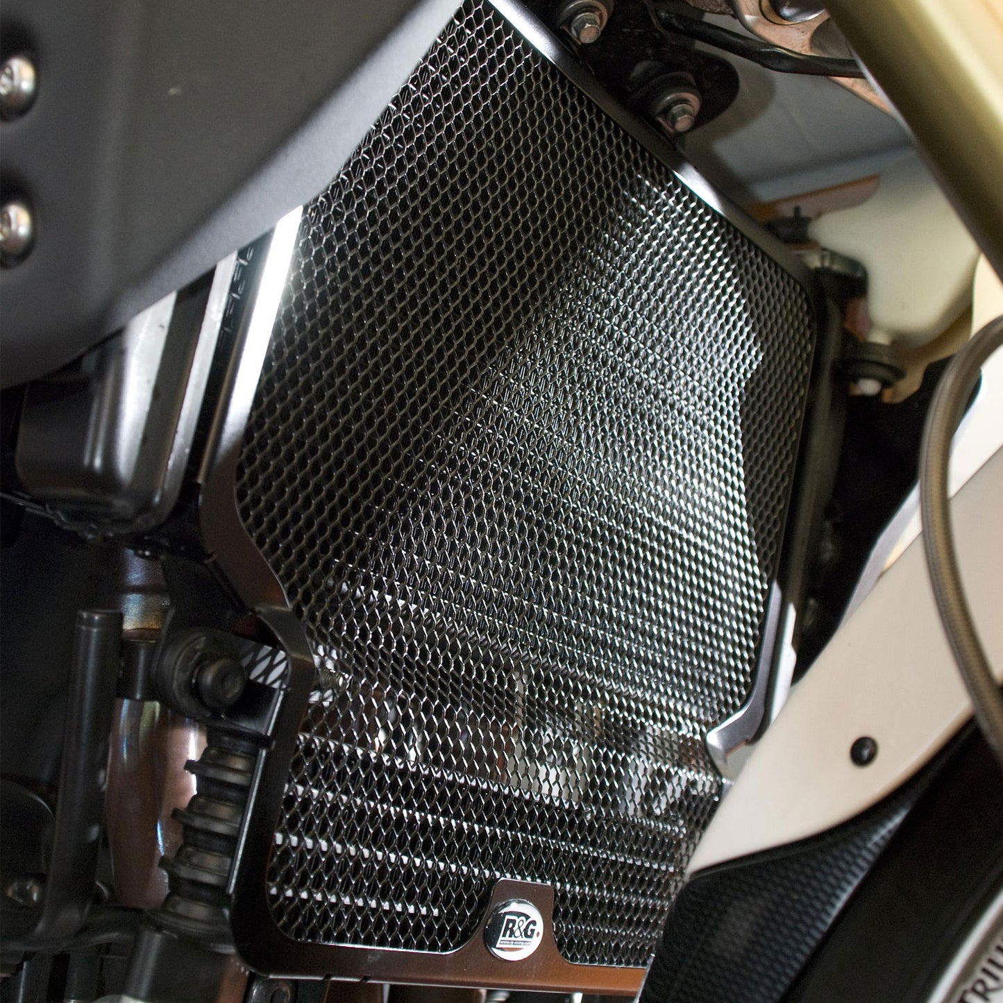 1050 Tiger 07 > R&G Blk Radiator/Oil Cooler Cover